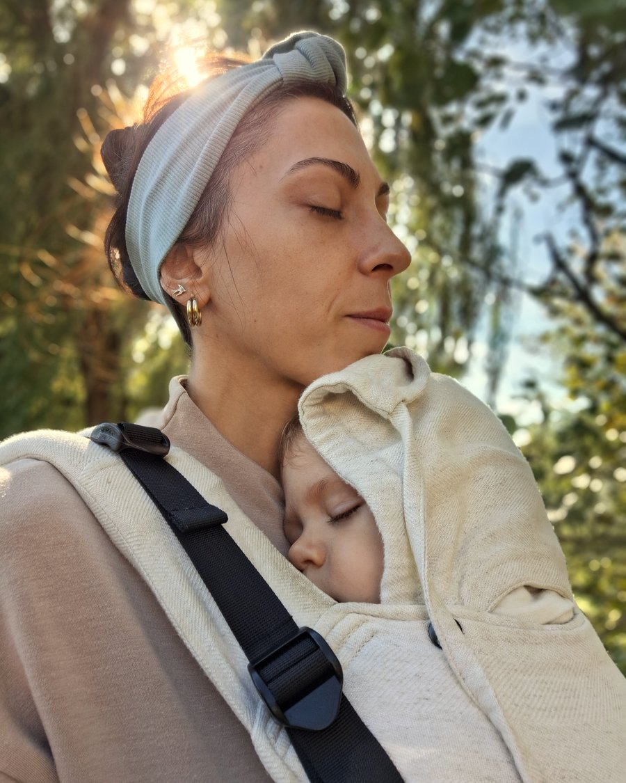 Mama z dzieckiem w chuście
